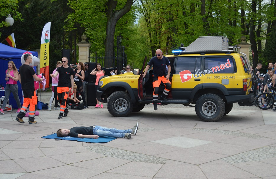First aid kit will help people in a medical disaster before the doctor do the medical 